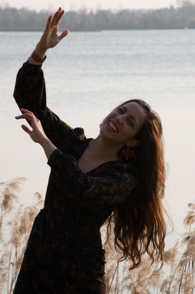 Olivia Jomat pratiquant un cours de danse thérapie